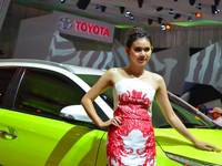 Tak cuma mobil yang dijual untuk umum. Para SPG atau yang disebut Toyota Pretty di booth Toyota harus paham soal mobil konsep. (Aris Ginanjar).