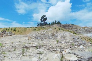 Liburan Beda di Buton, Main ke Tambang Aspal!