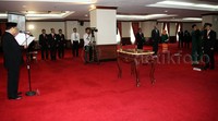 Ketua MK Arief Hidayat melantik Guntur Hamzah menjadi Sekjen MK, Senin (31/8/2015).