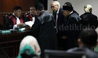 Advokat senior Otto Cornelis Kaligis didakwa secara bersama-sama menyuap hakim dan panitera pada Pengadilan Tata Usaha Negara (PTUN) Medan, Sumatera Utara. Kaligis didakwa memberikan duit suap total USD 27 ribu dan 5 ribu dollar Singapura (SGD).