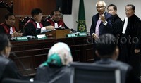 Terdakwa Otto Cornelis Kaligis bersama-sama dengan Moh. Yagari Bhastara Guntur alias Gary, Gatot Pujo Nugroho dan Evy Susanti memberi sejumlah uang kepada Tripeni Irianto Putro selaku Hakim PTUN Medan sebesar SGD 5 ribu dan USD 15 ribu, Dermawan Ginting dan Amir Fauzi selaku Hakim PTUN masing-masing sebesar USD 5 ribu serta Syamsir Yusfan selaku Panitera PTUN Medan sebesar USD 2 ribu, ujar Jaksa Penuntut Umum pada KPK Ahmad Burhanuddin membacakan surat dakwaan.