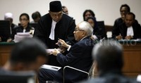 Kaligis didakwa secara bersama-sama menyuap Hakim dan panitera pada PTUN Medan, Sumut dengan total duit USD 27 ribu dan 5 ribu dollar Singapura (SGD).