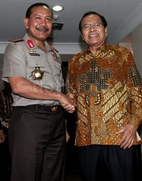 Kapolri tiba sekitar pukul 12.50 Wib dan langsung disambut Menko Maritim Rizal Ramli. Keduanya terlihat bersalaman dan bercengkrama.