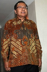 Rizal menyambut Kapolri dengan mengenakan batik lengan panjang.