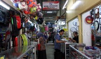 Pekerja mencopot papan nama di kios pasar. Pool/Lamhot Aritonang/detikFoto.