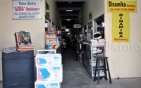 Sejumlah pekerja memotong besi pondasi bangunan. Pool/Lamhot Aritonang/detikFoto.