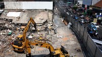 Dua alat berat merobohkan bangunan Pasar Benhil. Pool/Lamhot Aritonang/detikFoto.