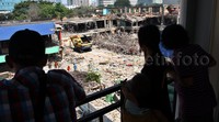 Beberapa warga menonton pembongkaran pasar di Jakarta Pusat itu. Pool/Lamhot Aritonang/detikFoto.