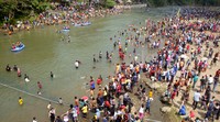 Ribuan warga tumpah ruah di Sungai Serayu untuk mengikuti pesta Parak Iwak.