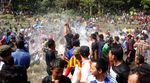 Ribuan Warga Pesta Parak Iwak di Sungai Serayu