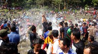 Acara Parak Iwak sempat kacau karena warga yang tidak sabar langsung terjun ke sungai dan menyerbu beberapa keramba yang berisi ribuan ikan nila sebelum acara dimulai.