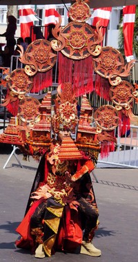 Masih dalam tema Majapahit, berikutnya para anggota keluarga kerajaan ikut meramaikan parade. Kostum-kostum mencengangkan dengan berat hingga 20 kg dipakai para model dengan profesional.