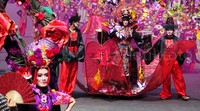 Dari megahnya kerajaan, catwalk berubah jadi taman bunga cantik dalam tema Ikebana. Para peserta yang berasal dari SMA dan SMK setempat memakai mahkota dan sayap dengan bunga besar. Mereka juga memakai riasan khas Jepang untuk menyesuaikan tema yang diangkat.