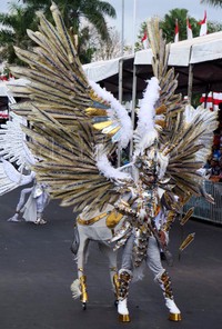 Para manusia kuda melanjutkan parade dengan kostum yang didominasi putih dan perak. Seorang pemuda bernama Berry yang berusia 21 tahun menjadi pembuka tema dengan memakai kostum badan kuda yang dibuatnya sendiri selama 3 bulan.