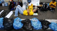 Sampah-sampah dimasukkan ke kantong-kantong plastik besar. Olivia Harris/Reuters/detikFoto.