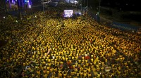 Aksi demo ini berlangsung selama dua hari, Sabtu (29/8/2015) hingga Minggu (30/8/2015). Mereka menyuarakan tuntutan agar Perdana Menteri Malaysia Najib Razak mundur dari jabatannya. Edgar Su/Reuters/detikFoto.