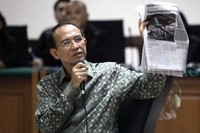 SDA menunjukan artikel koran dalam sidang perdananya.