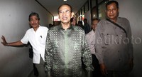 Perbuatan Suryadharma diancam pidana dalam Pasal 2 ayat 1 atau Pasal 3 jo. Pasal 18 Undang-Undang Nomor 31 Tahun 1999 sebagaimana telah diubah dengan Undang-Undang Nomor 20 Tahun 2001 tentang Pemberantasan Tindak Pidana Korupsi jo. Pasal 55 ayat 1 ke-1 KUHP jo. Pasal 65 ayat 1 KUHP.