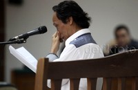 Awalnya bintang sinetron Si Doel Anak Sekolahan membacakan nota keberatannya itu dengan tegar, tapi setelah bicara soal tindakan korupsi yang didakwakan kepadanya, air matanya pun jatuh.