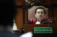 Saya minta maaf sama temen-temen artis, kru yang belum saya bayar honornya sampai sekarang karena masalah saya ini, ucap Mandra sambil menangis di depan Majelis Hakim Pengadilan.