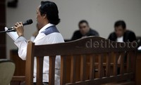 Perbuatan Mandra diancam pidana dalam Pasal 2 ayat 1 atau Pasal 3 Jo Pasal 18 ayat 1 huruf b UU Nomor 31 Tahun 1999 sebagaimana diubah dengan UU Nomor 20 Tahun 2001 tentang Pemberantasan Tindak Pidana Korupsi jo Pasal 55 ayat (1) KUHP jo Pasal 64 (1) KUHP.
