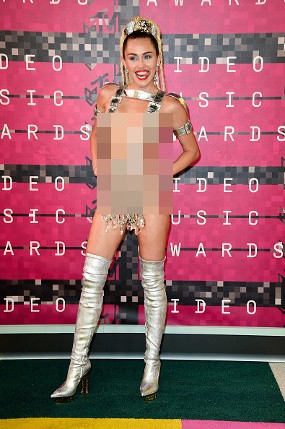Jadi Host, Miley Cyrus Tampil Superseksi di MTV VMA 2015