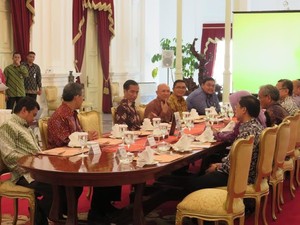Jokowi Makan Siang Bersama Pakar Ekonomi di Istana