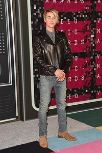 Mantan kekasih Selena Gomez itu tampil dengan kemeja hitam-putih dipadu jaket kulit hitam, jeans robek dan boots coklat. Jason Merritt/Getty Images/detikFoto.