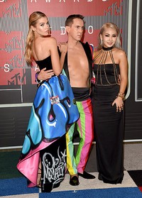 Ia hadir bersama model Stella Maxwell dan perancang busana Jeremy Scott. Jason Merritt/Getty Images/detikFoto.