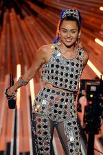 Nyentrik hingga Nyaris Bugil, Busana Miley Cyrus di MTV VMA 2015