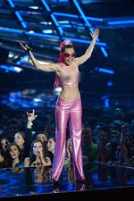 Nyentrik hingga Nyaris Bugil, Busana Miley Cyrus di MTV VMA 2015
