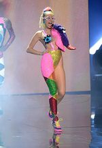 Nyentrik hingga Nyaris Bugil, Busana Miley Cyrus di MTV VMA 2015
