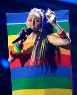 Nyentrik hingga Nyaris Bugil, Busana Miley Cyrus di MTV VMA 2015