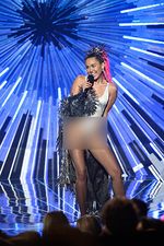 Nyentrik hingga Nyaris Bugil, Busana Miley Cyrus di MTV VMA 2015