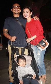 Enno bersama suaminya, Priambodo Soesetyo dan putranya, Abimanyu Praja Soesetyo. Pool/Gus Mun/detikFoto.