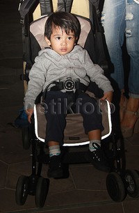Abimanyu anteng duduk di stroller. Pool/Gus Mun/detikFoto.