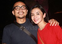 Enno tersenyum lebar saat berpose bersama suami. Pool/Gus Mun/detikFoto.