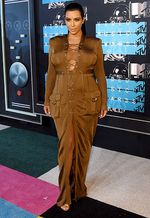 Gaya Hamil Kim Kardashian di MTV VMA 2015, Love It or Leave It?