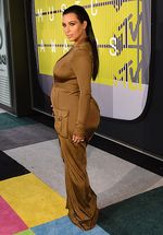 Gaya Hamil Kim Kardashian di MTV VMA 2015, Love It or Leave It?