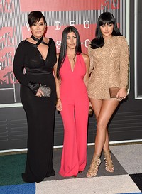 Tak hanya berdua, mereka juga hadir bersama ibu mereka, Kris Jenner. Jason Merritt/Getty Images/detikFoto.