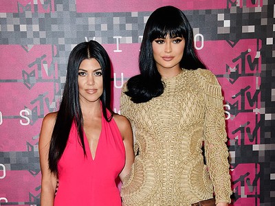 Kylie Jenner dan Kourtney Kardashian Jadi Sorotan di MTV VMA 2015