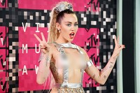 Lewat kostumnya tersebut, Miley memamerkan tato-tato di tubuhnya. Jason Merritt/Getty Images/detikFoto.