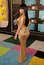 Sexy in Gold! Nicki Minaj Pamer Tubuh Montok