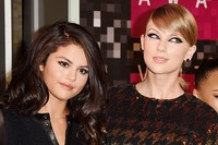 BFF! Selena bersama Taylor. Jason Merritt/Getty Images/detikFoto.