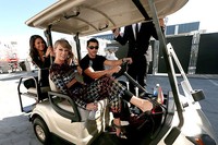 Taylor bersama Selena saat tiba di lokasi acara. Christopher Polk/Getty Images/detikFoto.