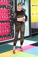 BFF Goals! Taylor Swift Ditemani Para Model Seksi di MTV VMA 2015