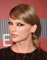 BFF Goals! Taylor Swift Ditemani Para Model Seksi di MTV VMA 2015