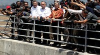 Menteri PUPR Basuki Hadimuljono didampingi Gubernur Jawa Barat Ahmad Heryawan melihat proses pengisian air waduk.
