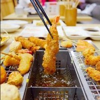 Setiap meja di Kushiya Monogatari dilengkapi dengan ​fryer untuk menggoreng sendiri semua kushiage.​