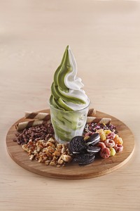 ​Sebagai penutup, jangan lupa cicipi ​matcha soft ice cream dengan berbagai topping yang enak​.​
